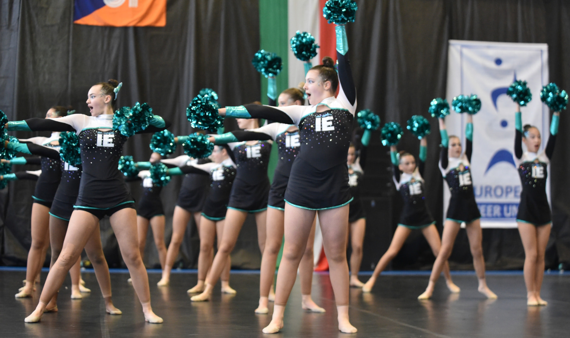 Gruppo di cheerleader con i pom-pom prima dell'esibizione