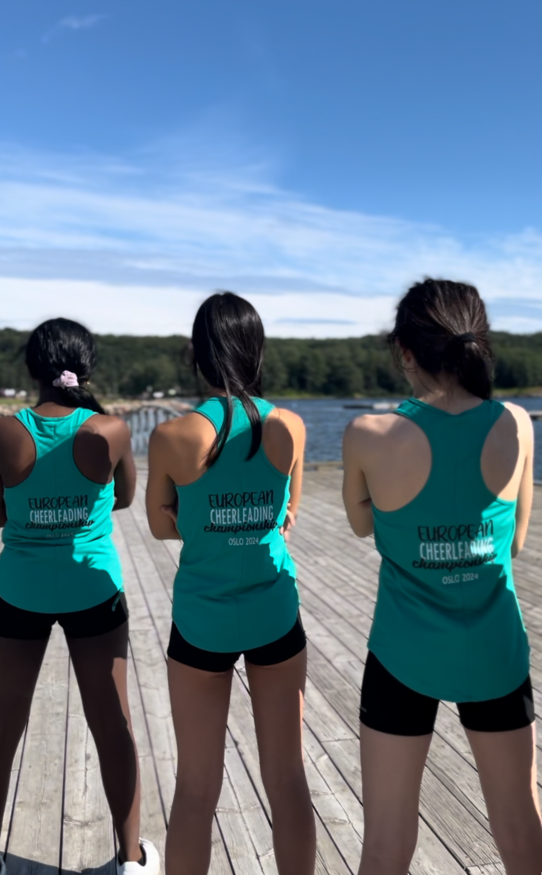 Atlete Intensity Elite in posa su un pontile in trasferta