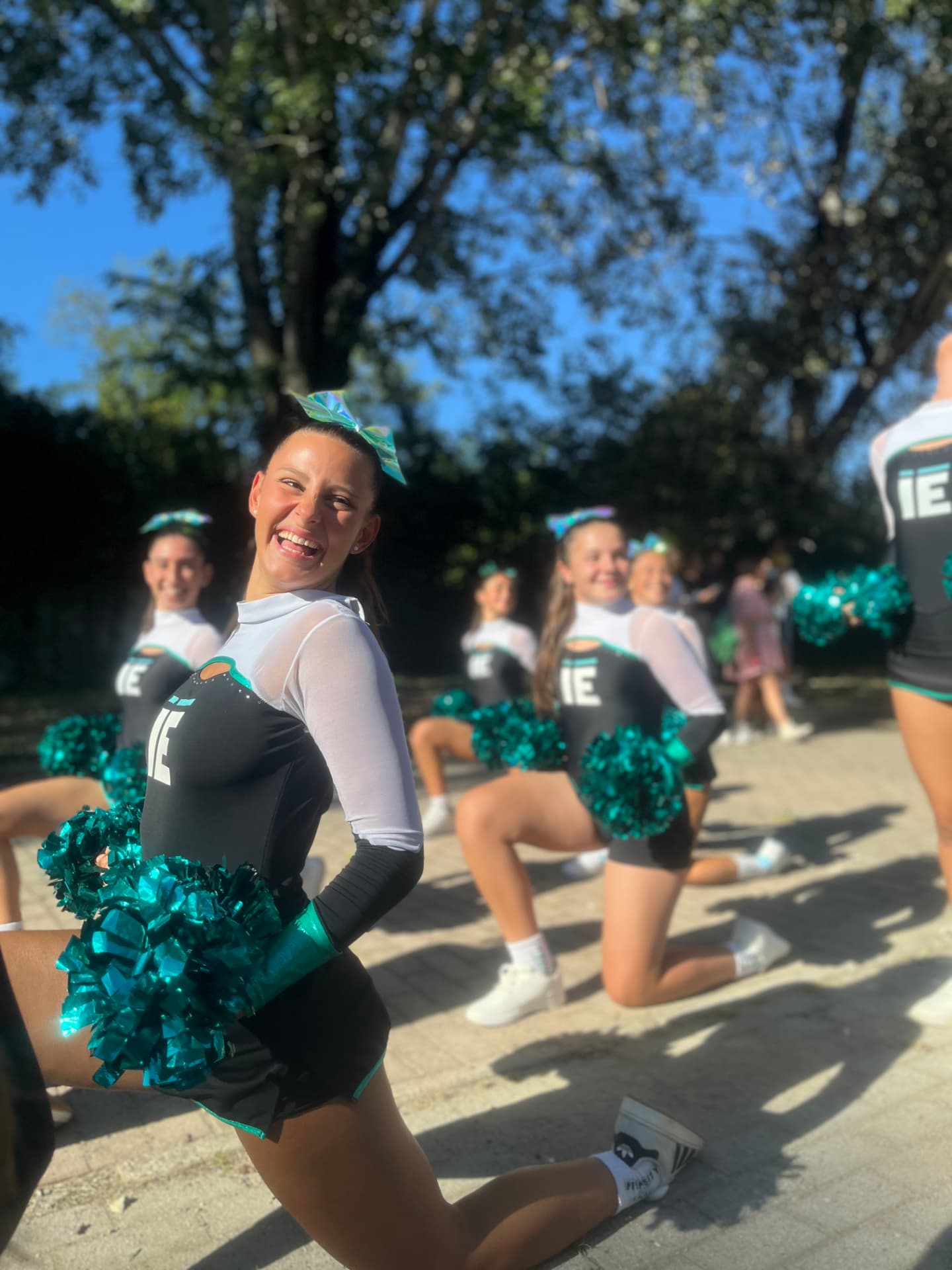 Cheerleader Intensity Elite con i pom-pom durante una gara
