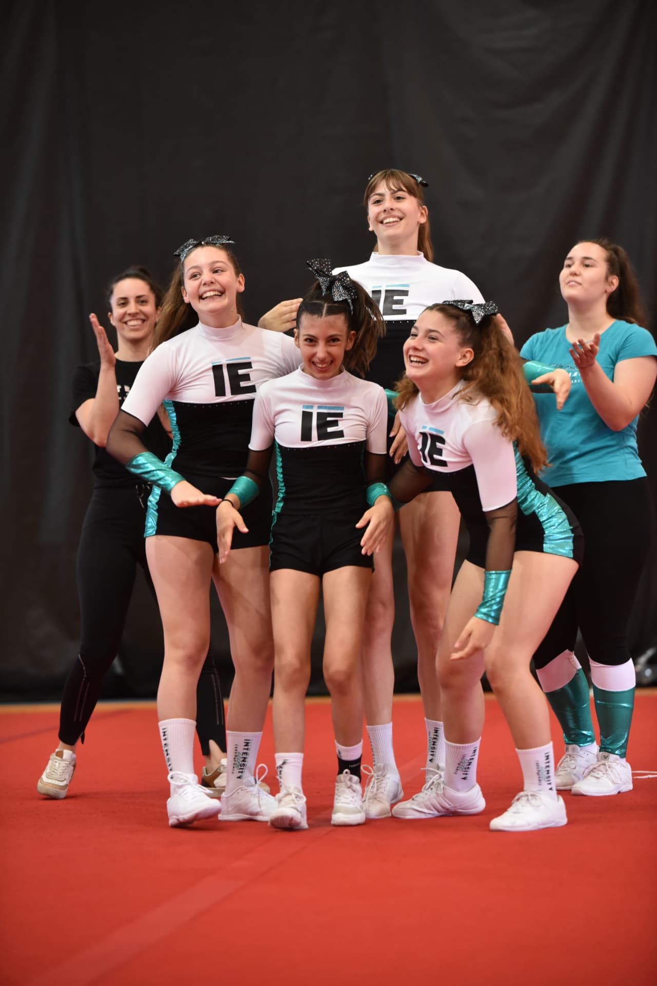 Gruppo di atlete Intensity Elite in posa dopo la gara