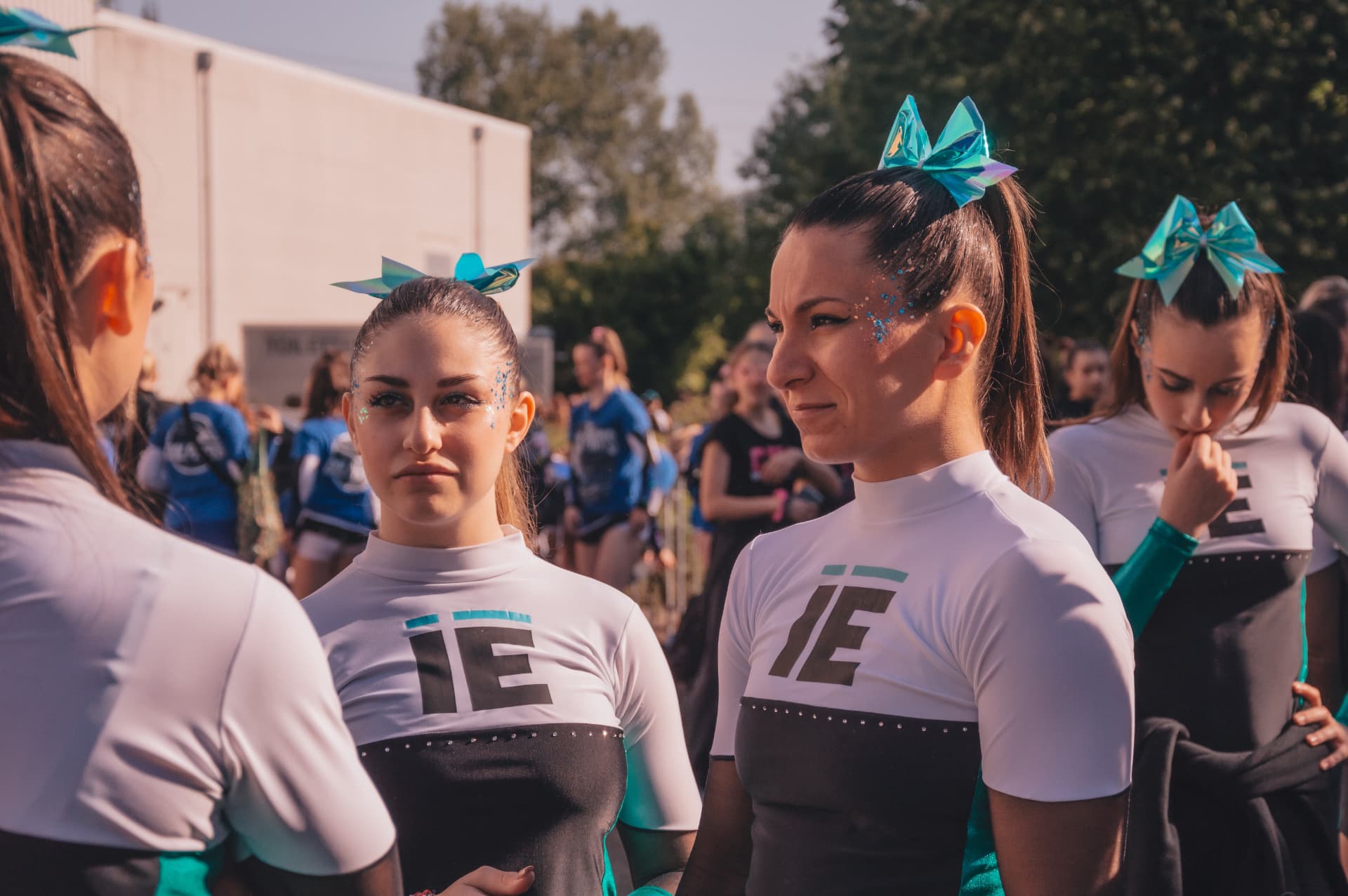 Atlete Intensity Elite in uniforme bianca e teal all'aperto