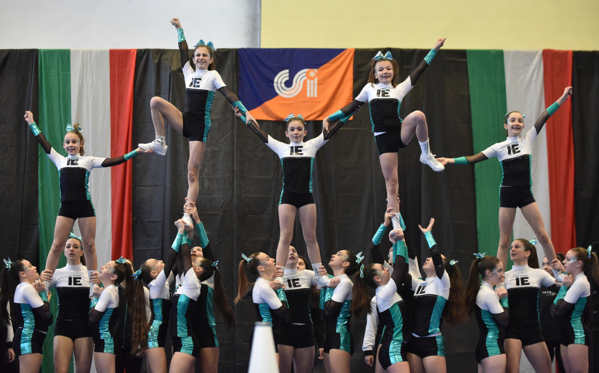 Piramide acrobatica di gruppo durante una routine