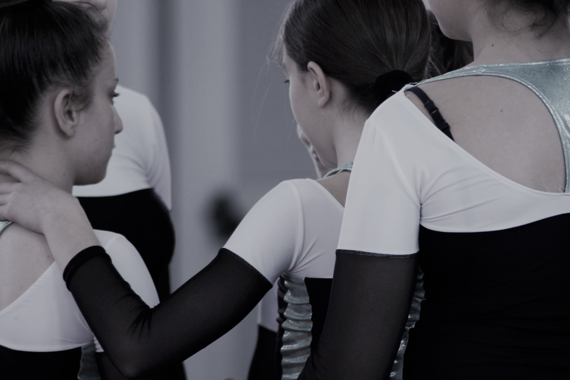 Scatto in bianco e nero di un allenamento di cheerleading