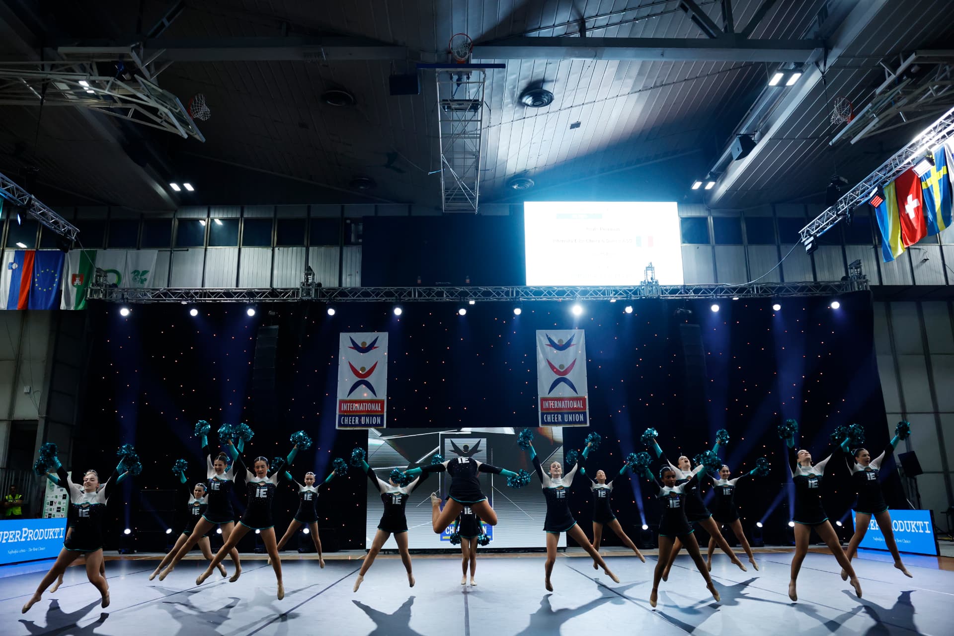 Esibizione di cheerleading in palestra davanti alle famiglie