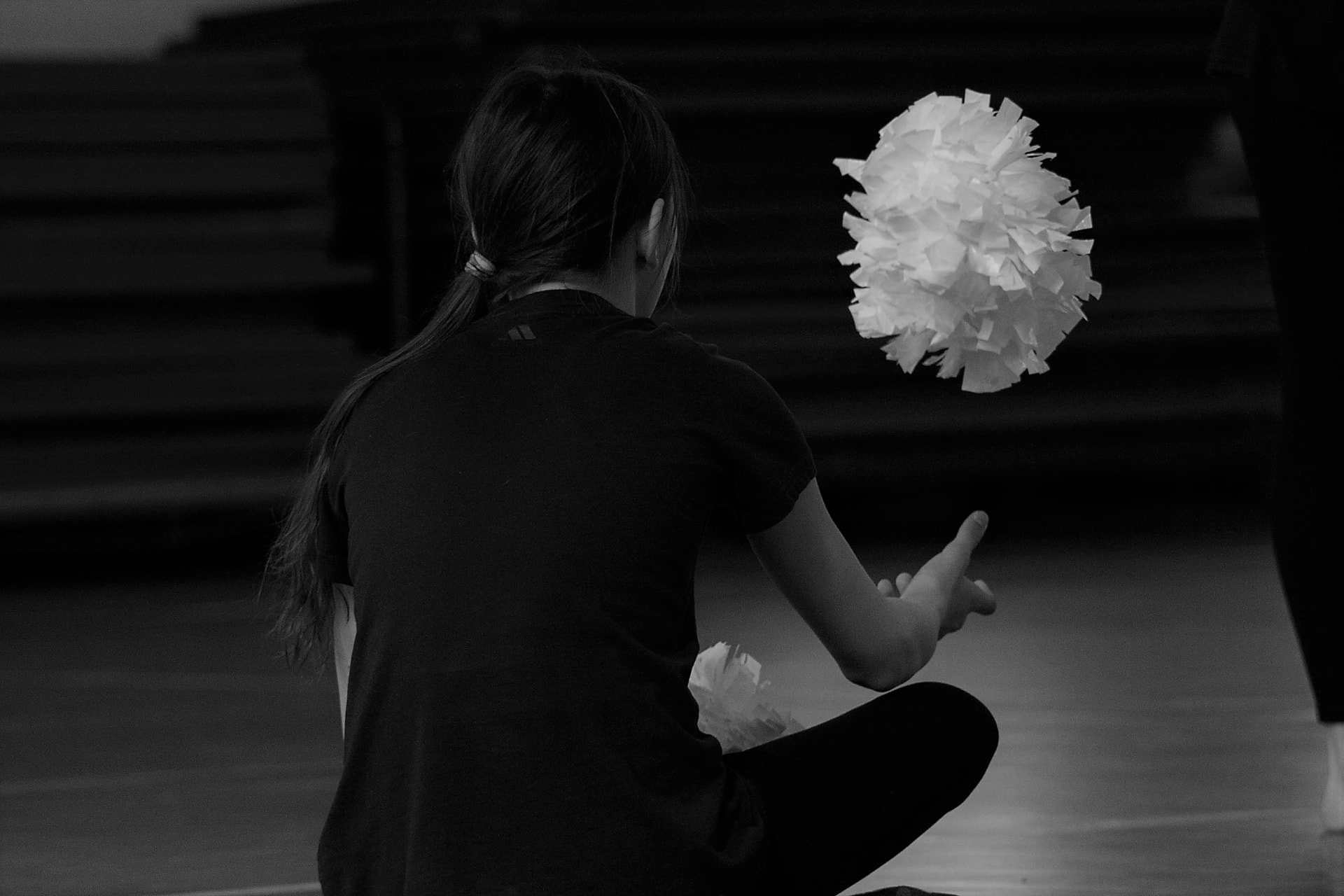 Dettaglio in bianco e nero di un pom-pom durante la routine