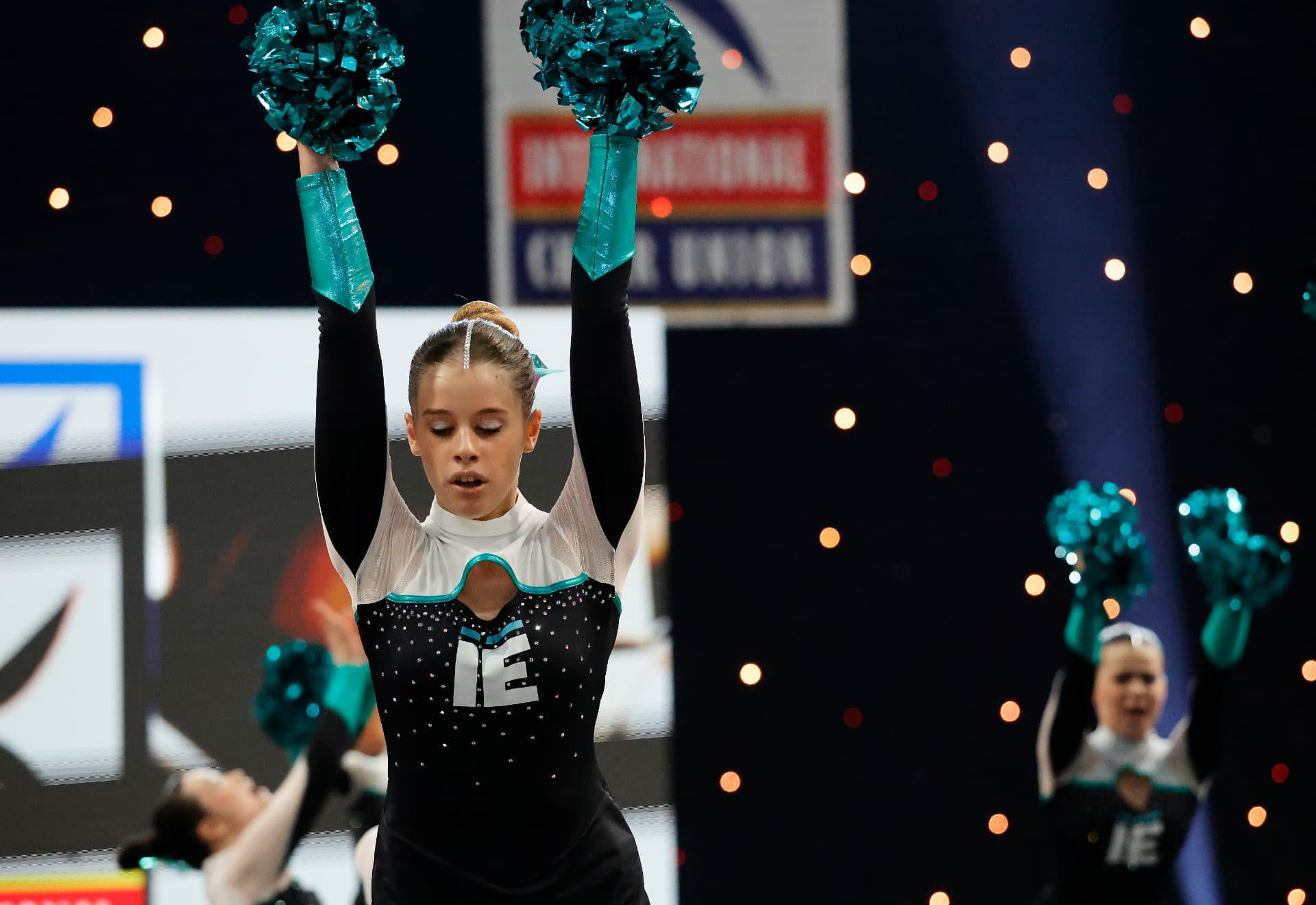 Routine di cheerleading con piramide finale