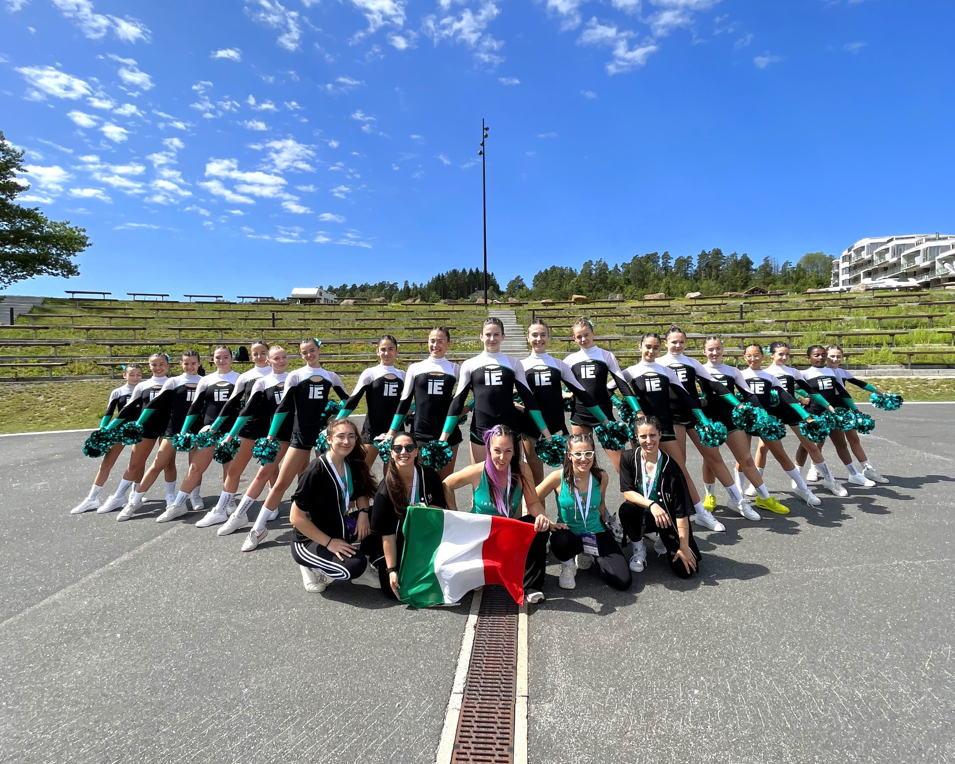 Squadra Intensity Elite con la bandiera italiana a un campionato internazionale