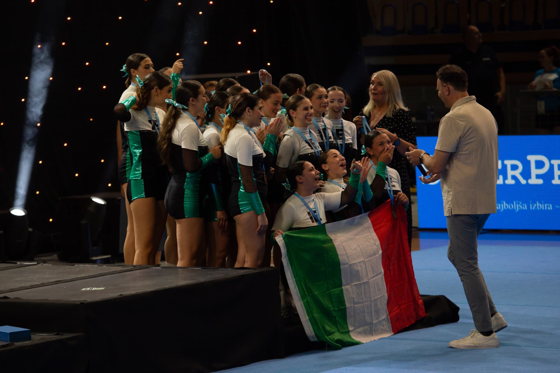 Squadra Intensity Elite con la bandiera italiana dopo la gara