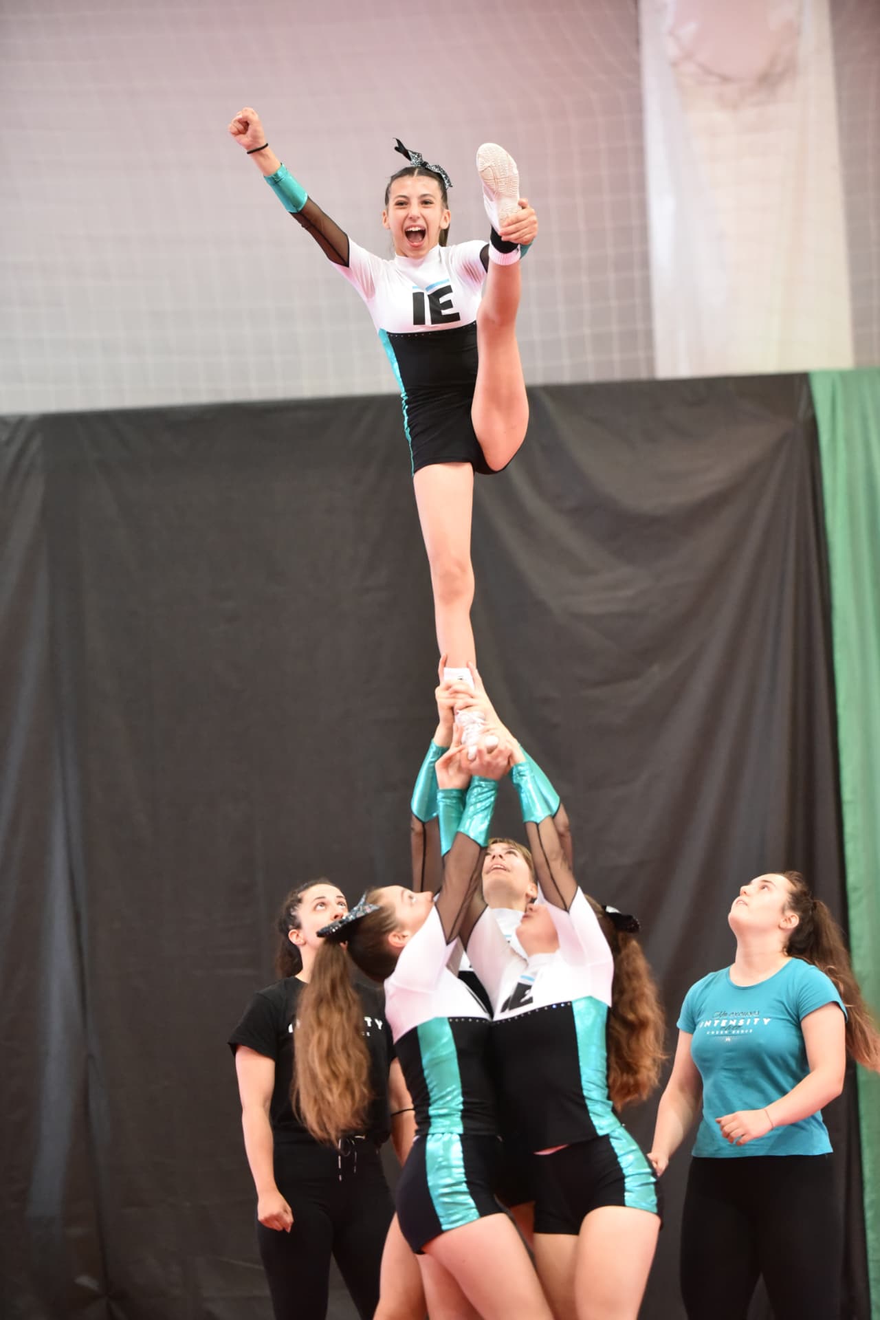 Flyer sollevata durante uno stunt di cheerleading