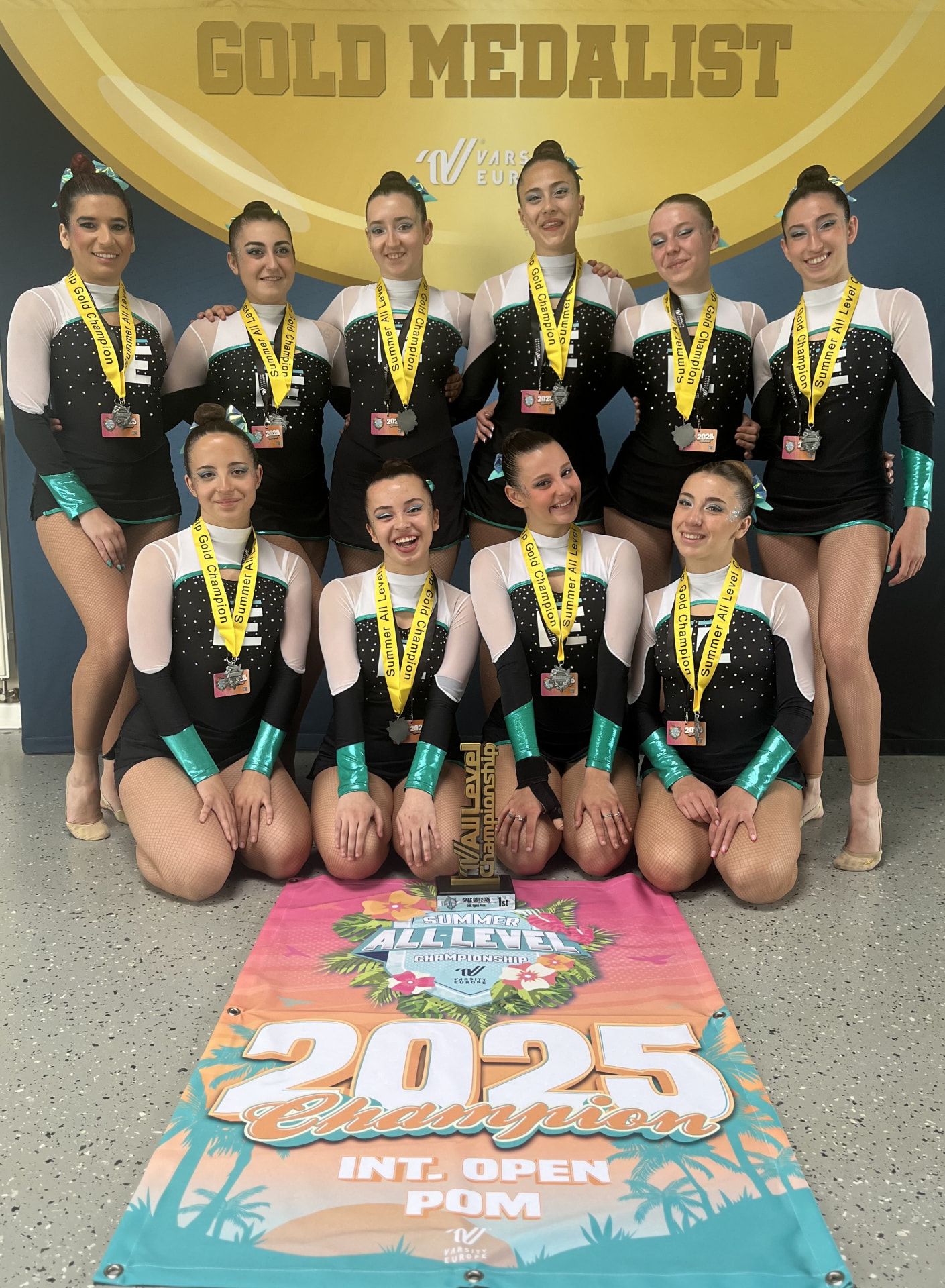 Squadra Intensity Elite con le medaglie vinte in gara