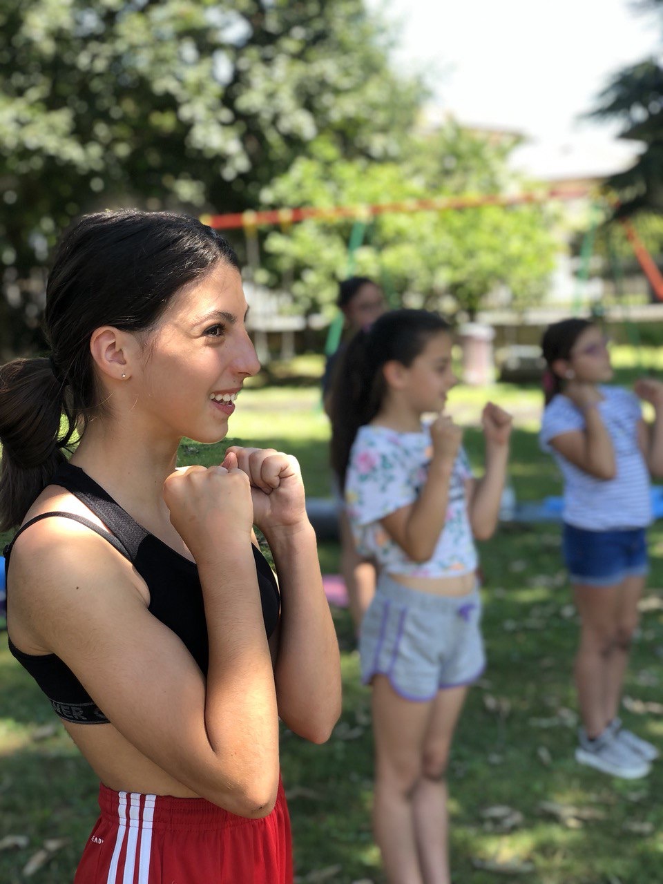 Allenatrice Intensity Elite segue le atlete durante l'allenamento