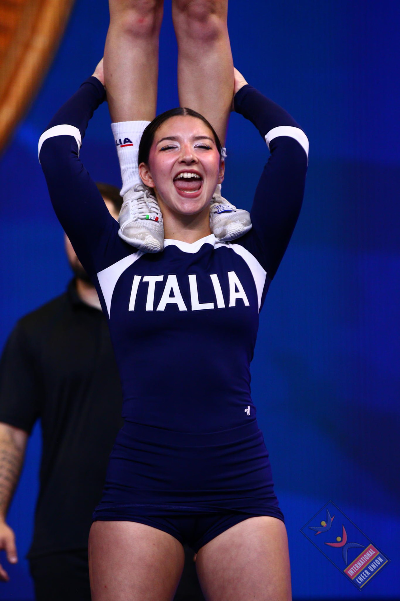 Stunt di cheerleading durante una competizione