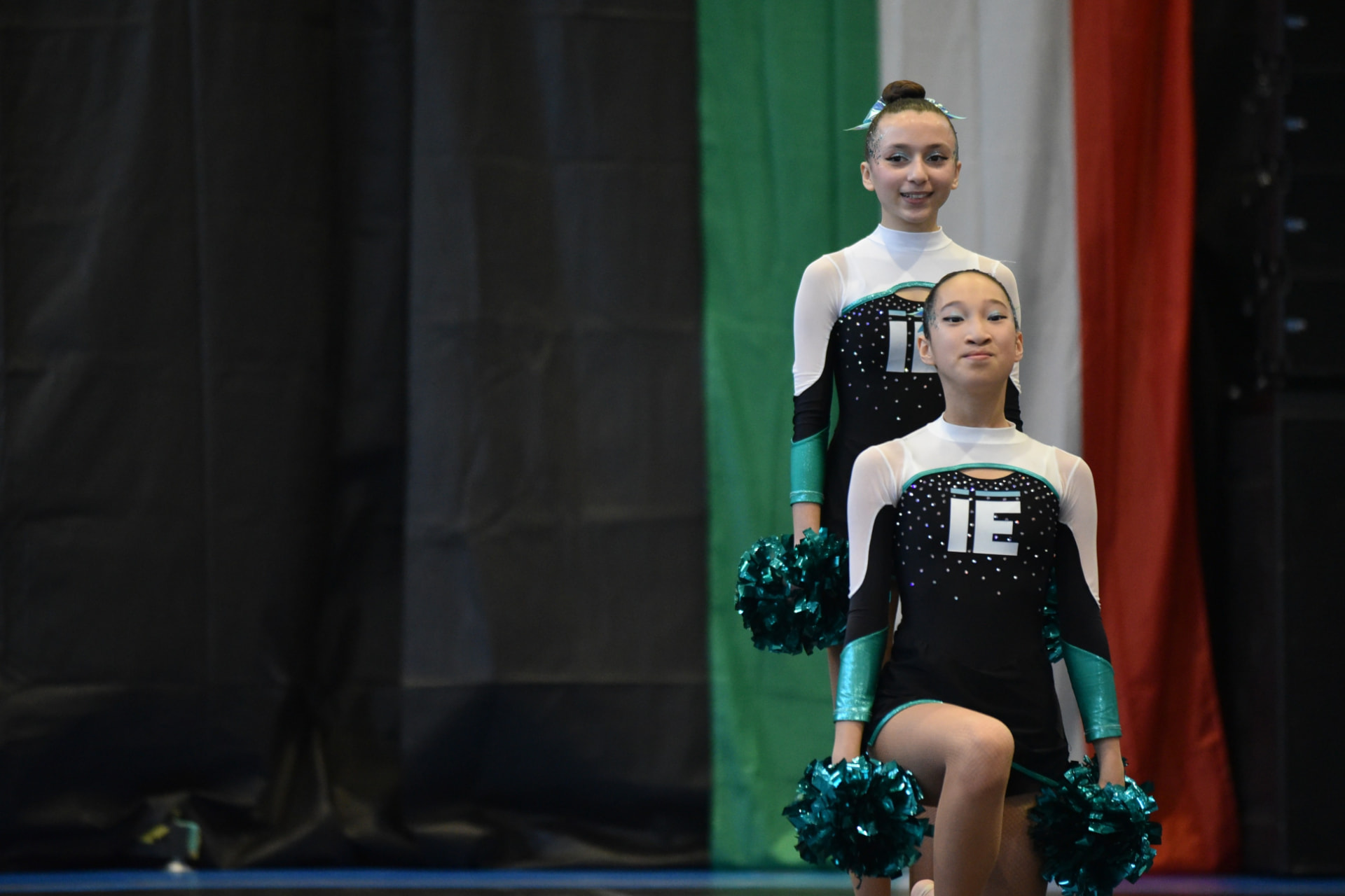 Formazione verticale di cheerleading con flyer in alto