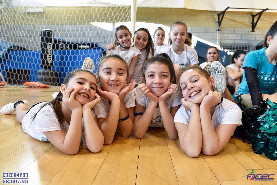 Bambine del corso baby motricità durante l'allenamento in palestra