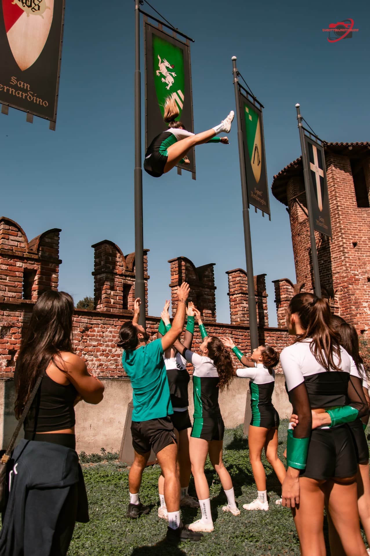 Atleta Intensity Elite in salto durante una routine di cheerleading