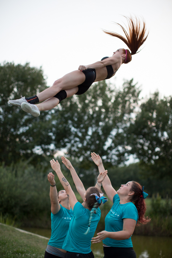 Atleta Intensity Elite in posa con la divisa da gara