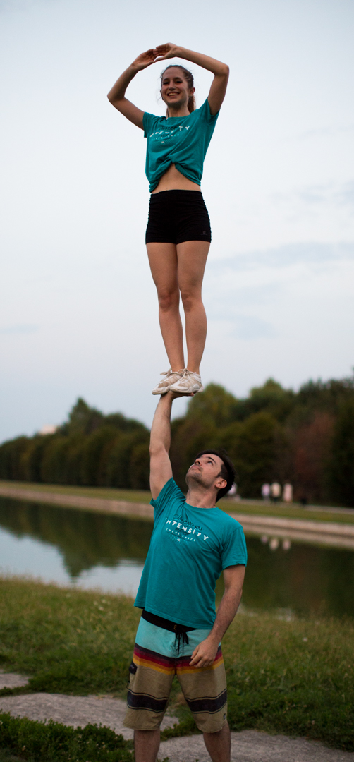 Atleta di cheerdance durante una coreografia