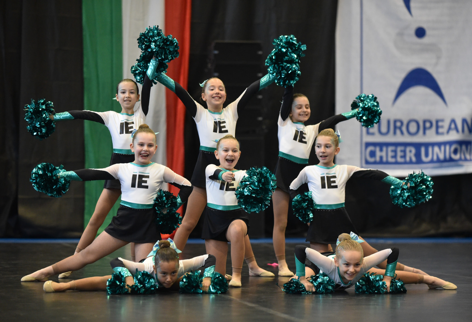 Bambine del corso cheerdance con i pom-pom