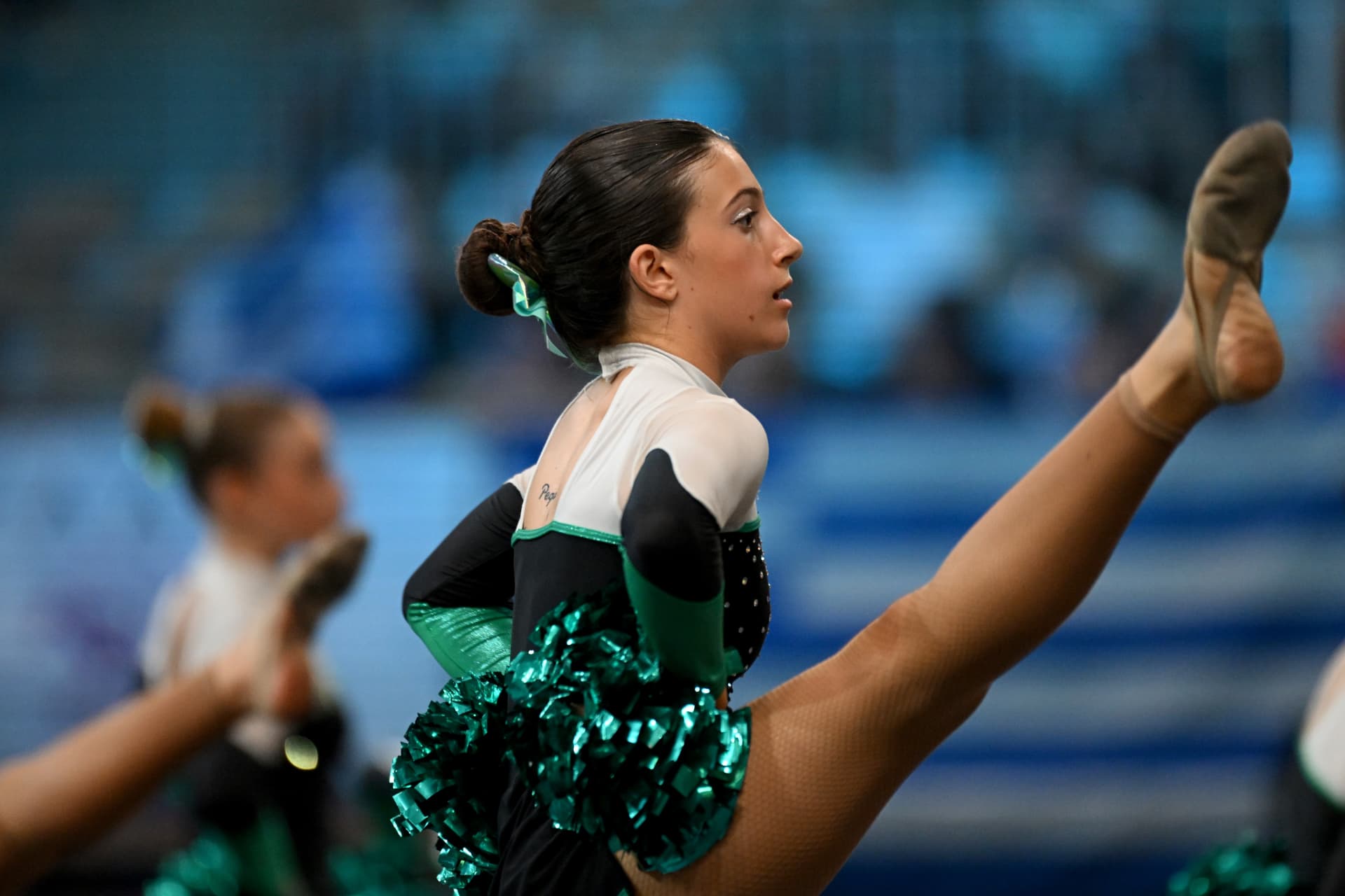 Cheerleader in spaccata al termine di un esercizio di flessibilità